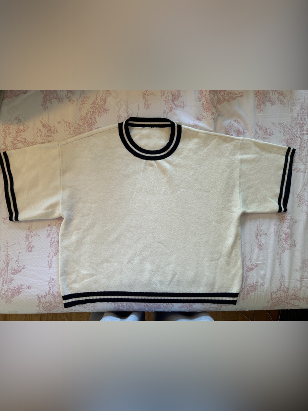 Abercrombie Women's Cream Short-Sleeve Sweater with Black Trim